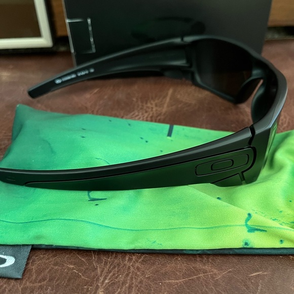 Oakley BNIB Fuel Cell Matte Black Prizm polarized glasses, never worn - Picture 3 of 8